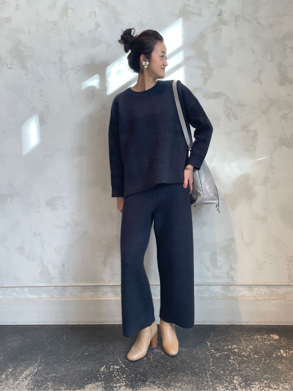 【knit】着用サイズ:F
表面は、ラクーンウールを混紡した毛足の長いニット。
裏地はポリエステル地が出るようになっているので、まるでスウェットを着ているような肌触りの良さです。
お肌の弱い方でも安心。

サイドにスリットが入るのですっきり見え、後ろはおしりほとんど隠れる長さなので、タックパンツなどでも合わせられます。

洗濯　：手洗い可
伸縮性：あり
透け感：なし
裏地　：なし


【pants】着用サイズ:F
トップスと同素材のニットパンツ。
素肌に着ても肌あたり優しく着心地が良いです。
ご自宅で手洗いできるのも嬉しい。

着丈はすっきりめで、私は腰穿きしてくるぶし上くらいの着丈でした。
ニットパンツって長めが多いので、小柄な方でも穿きやすい長さだなと思います。

洗濯　：手洗い可
伸縮性：あり
透け感：なし
裏地　：なし


【stole】
VALENTINA Cの刺繍ストール。
アイボリーの地にカラフルなスクエアの柄がポイントになります。
ウールですがボリュームが出過ぎないので気軽に巻きやすい、青山店でも人気のストールです。


【bag】
本当に回るダイヤルに釘付けになるlatilde.のショルダーバッグ。
持ち手が電話のコードになっていたりと、遊び心満載なデザイン。
オールレザーでパーツなどつきますが、かなり軽く、マチ広めな大きさが、デザインだけじゃなく使いやすさも兼ね備えています。


【shoes】
sample

