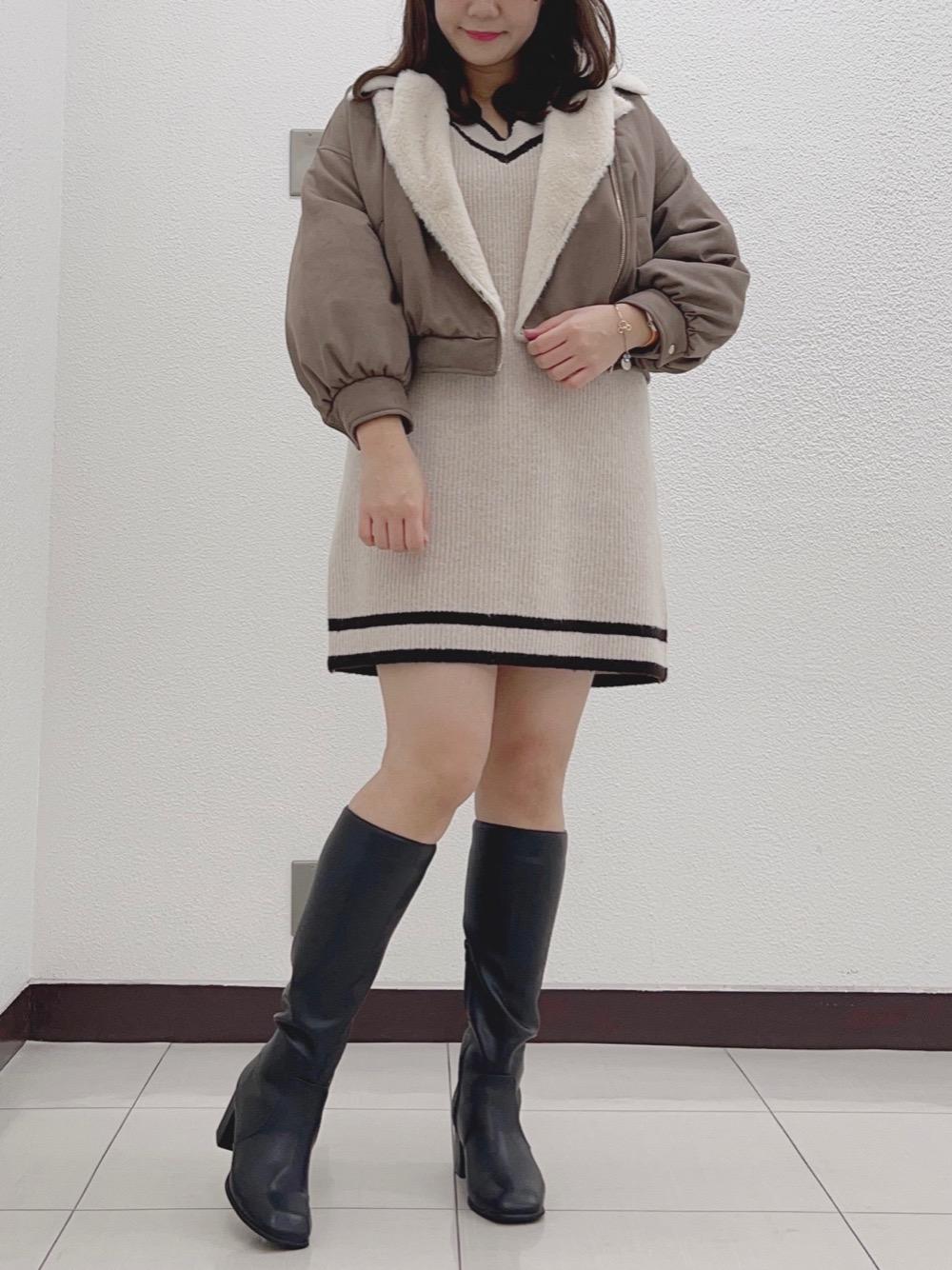 身長：164cm

ふわふわボリュームライダースを合わせてトレンドカジュアルコーデに。
ニットワンピースはVラインになっているので女性らしく着て頂けます♪カフェ巡りやデートにもぴったりです。