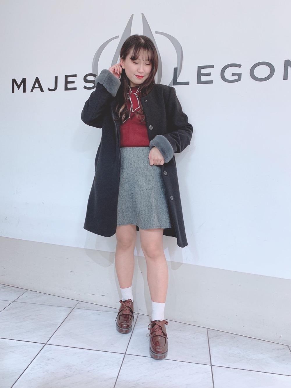 身長：151cm

リボンが目を引くニットはシンプルなミニスカとも相性抜群です♪
しっかりとした生地なのであったかく着ていただけます。シンプルな綺麗めコートで合わせると上品な甘めコーデにも。