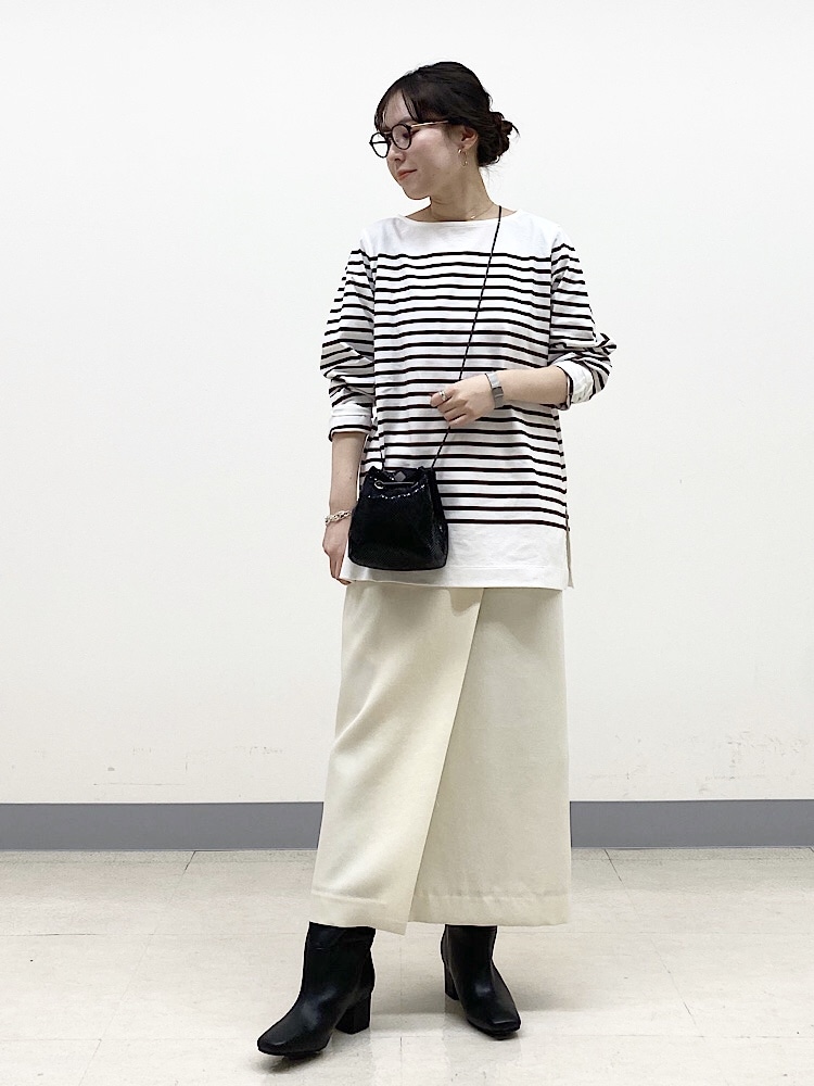  身長：153cm /普段サイズ：36 

【着用レビュー】 
着用アイテム：パネルボーダーロングスリーブプルオーバー
着用サイズ：ONE SIZE
サイズ感：オーバーサイズ。ゆるっと感が今っぽい。
素材感・着心地：コットン素材。肌あたりも柔らかく、何にでも合うので使いやすい。

着用アイテム：フロントスリットタイトスカート
着用サイズ：36
サイズ感：丈長すぎず、腰回りはタイト過ぎないので履きやすい。
素材感・着心地：シンプルながら、スリットがポイントのスカート。シンプルなので、トップスは何でも合う。ニットで女性らしく、Tシャツでカジュアルに。
