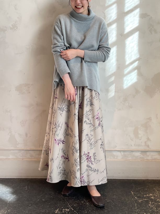 【tops】着用サイズ：F

ヤクとメリノウールを混紡したとてもやわらかな素材を使用したハイネックニット。

ハイネックはそのままでも一折りしても着られる程よい長さです。

お尻がすっぽり隠れるほどの長さで安心な着丈です。

洗濯　：ドライクリーニング
伸縮性：あり
透け感：なし
裏地　：なし
光沢感：なし


【pants】着用サイズ：F

オリジナルの花のプリントを施したサルエルパンツ。

スカートのようにふわっとフレアに広がる、女性らしいシルエットで着られます。

ウエストはリボン使用でご自身で調整可能なのも嬉しいポイントです。

164cmで足首が隠れる着丈となります。

洗濯　：手洗い可
伸縮性：なし
透け感：なし
裏地　：あり
光沢感：なし


【shoes】着用サイズ：38(普段24.5)

スクエア型のつま先が素敵なレザーシューズ。

足の甲が深く隠れるのでフィット感バッチリです。

FABIO RUSCONI / ファビオルスコーニ
