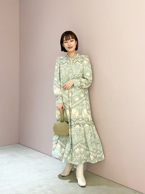 一枚でサラッと着心地のいい、軽い素材感のプリントワンピースは、春らしいパステルカラーでカーディガンなどと合わせて今の時期からご着用頂けます◎ ウエストの絞りなどはないIラインのシルエットで、ゆったりとリラックス感のあるデザインです。