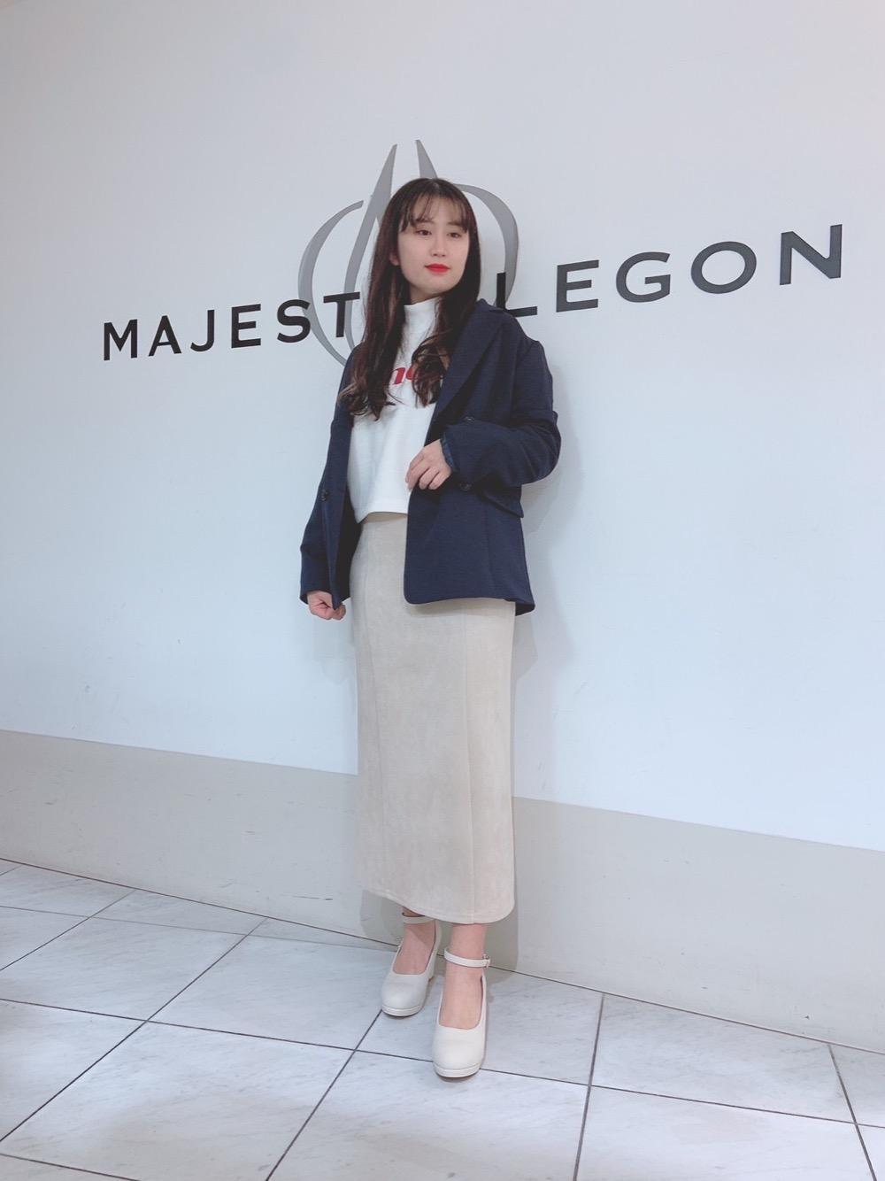 【身長】151cm
【着用コメント】今年トレンドの紺色ジャケットはロゴスウェットでカジュアルダウンで着るスタイルがオススメ！裏起毛のスウェットは暖かく、かつＩラインスカートは伸縮が良いので歩きやすいですよ。