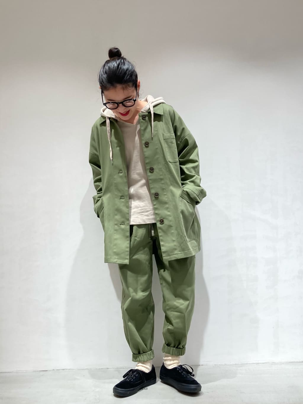 【ONIGIRI】
ジャケットともんぺのセットアップでボーイッシュに！ジャケットはとても軽く、ゆったりしているので厚手のニットや袖にボリュームのあるトップスと合わせても◎