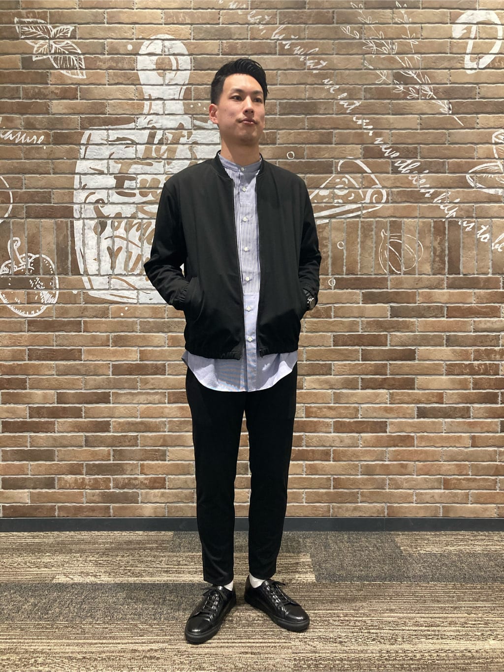 【コムサイズムメンズ】
ゆとりのあるMA-1ブルゾンなので
カーディガン感覚で着られます。