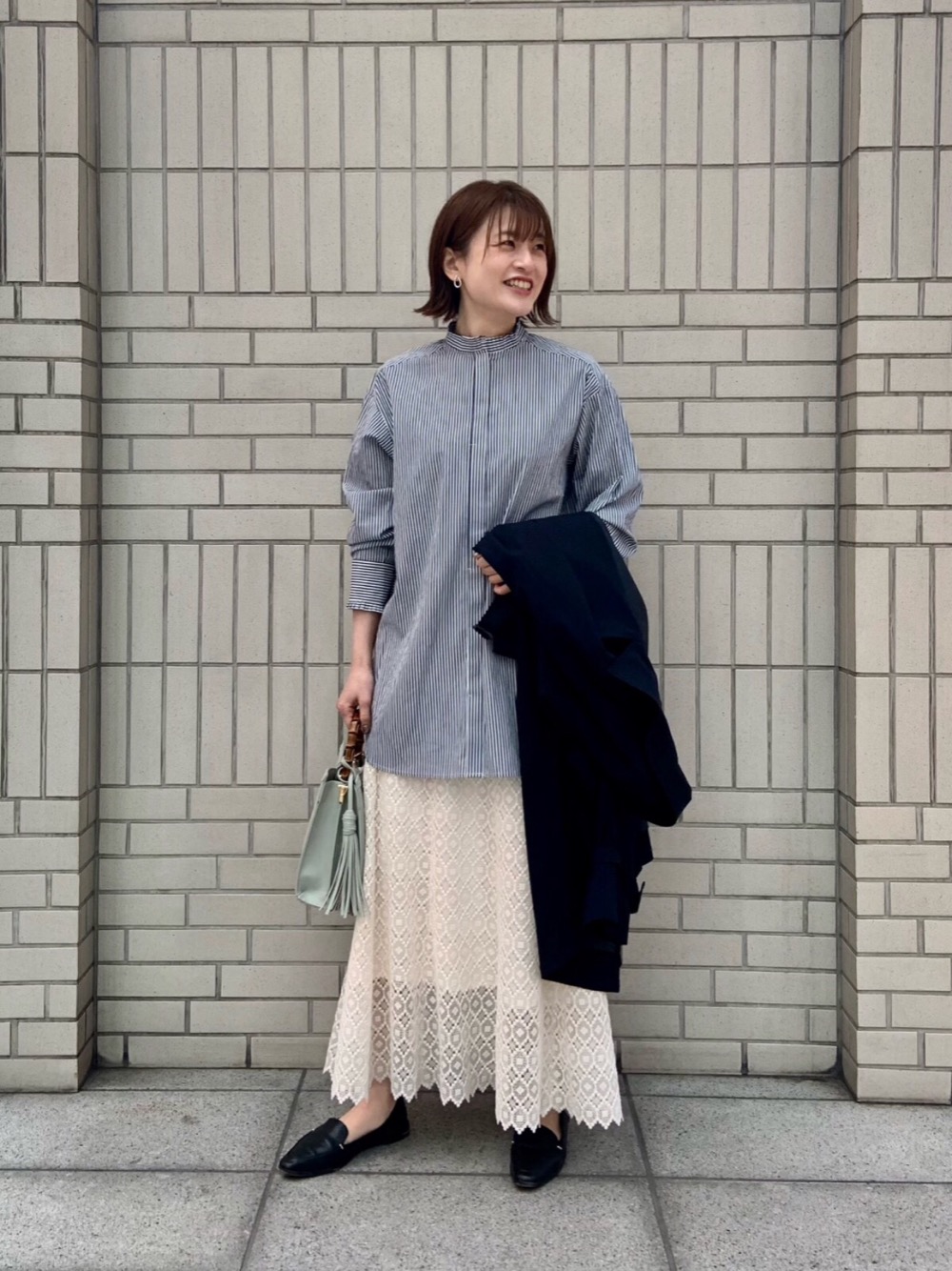 身長：161cm
普段のサイズ// 38

【着回しに便利なロングシャツ】
 着用サイズ// 38 
▷サイズ感// ヒップ周りがすっぽり隠れる丈感で身幅も程よいゆとりがあるサイズ感です。 
▷着心地// シャツ特徴のハリ感は少なくて、馴染みやすい柔らかさの綿×ポリエステルのシャツです。
ニットとレイヤードして襟元から見えるプリーツは少し甘さをプラスしたいアイテムにおすすめです。