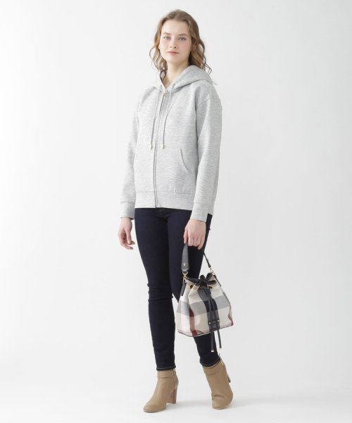 ストレッチ性が高いダンボール素材で作られた軽くあたたかみのあるフロントジップパーカーです。
