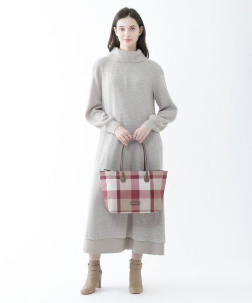 クレストブリッジチェック柄トートバッグは傷や汚れに強く、耐久性に優れていて普段使いにピッタリ。
間口はファスナー仕様なので、安心してご利用いただけます。