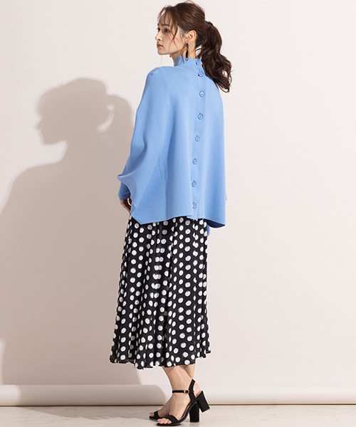 程よいハイネックと、サイド～後ろにかけて長くなる、後ろ下がりのデザインがおしゃれなニットコーデ。爽やかなブルーが春にピッタリ。
◆大きいサイズ◆model:173cm