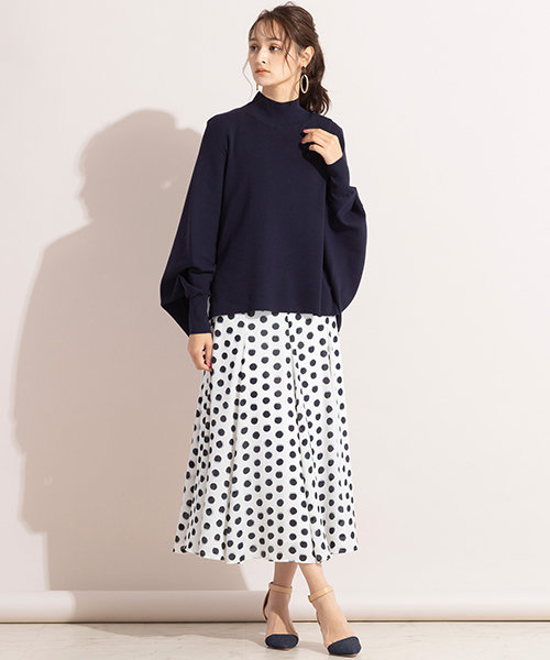 様々に着回せる、ゆったりニットコーデ。爽やかな白×黒のドットスカートを合わせてフェミニンにまとめて。
◆大きいサイズ◆model:173cm