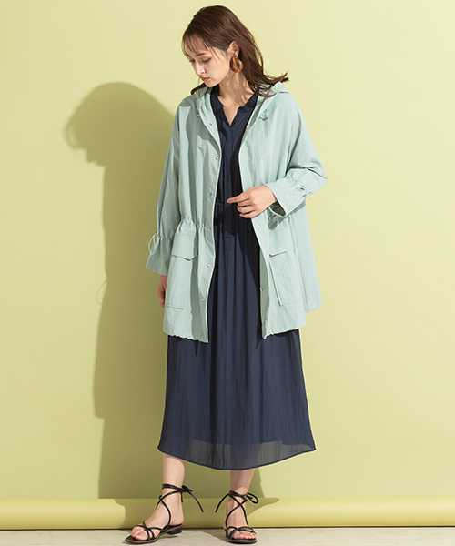 ギャザーデザインがポイントのマウンテンパーカーコーデ。ワンピースに羽織ってミックス感のあるスタイルに。
◆大きいサイズ◆model:173cm