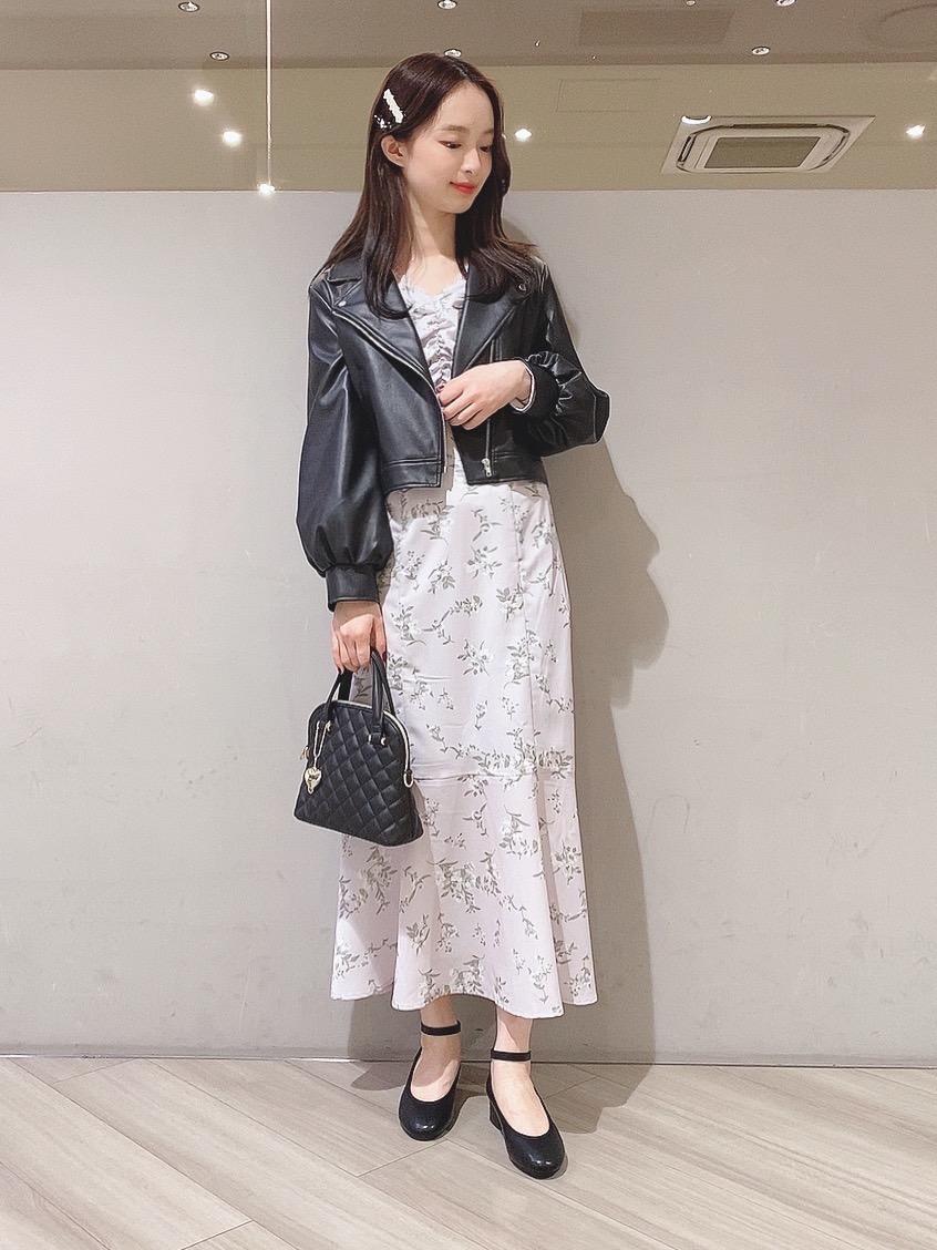 身長：165cm

マーメイドの形の春らしい花柄のワンピース。
ライダースと合わせると甘すぎず大人可愛い印象に◎ サラッとした着心地で裏地あるので安心して着れます。