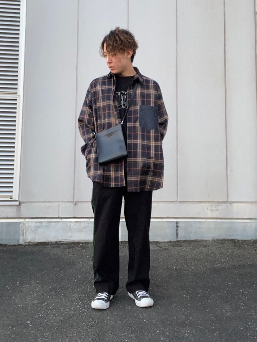 【パープル&イエロー】
おススメのアイテム、チェックデニムワイドシャツ。後ろのヨーク部分を広くとっていることでぬけ感のあるスタイリングになります。
羽織としても、パンツに軽くインしても◎