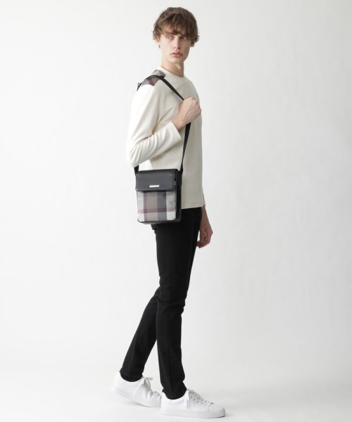 しなやかなソフトレザーとブランドアイコンのクレストブリッジチェックを組み合わせたクロスボディバッグ。マチが細くスリムな設計で、スタイリッシュな印象に仕上げています。
