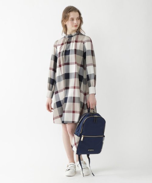 クレストブリッジチェックを全面にあしらった華やかなチュニック丈ミニワンピです。ドレープ性があり表面がきめ細かく、上品な光沢感のある素材です。
