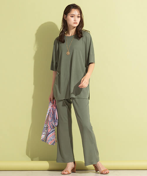 サラッとした清涼感のあるレーヨン/ポリエステル素材のTシャツ生地は、柔らかく優しい肌触り。程よくゆとりのあるトップス＆パンツで大人っぽいセットアップコーデ。
◆大きいサイズ◆model:173cm