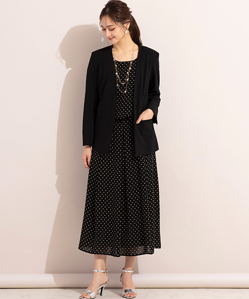 しなやかで美しく、ストレッチ性抜群！すっきりVネックのノーカラージャケット。ワンピース風に着たドットのセットアップに合わせて、オフィスやセレモニー対応のコーディネートに。
◆大きいサイズ◆model:173cm