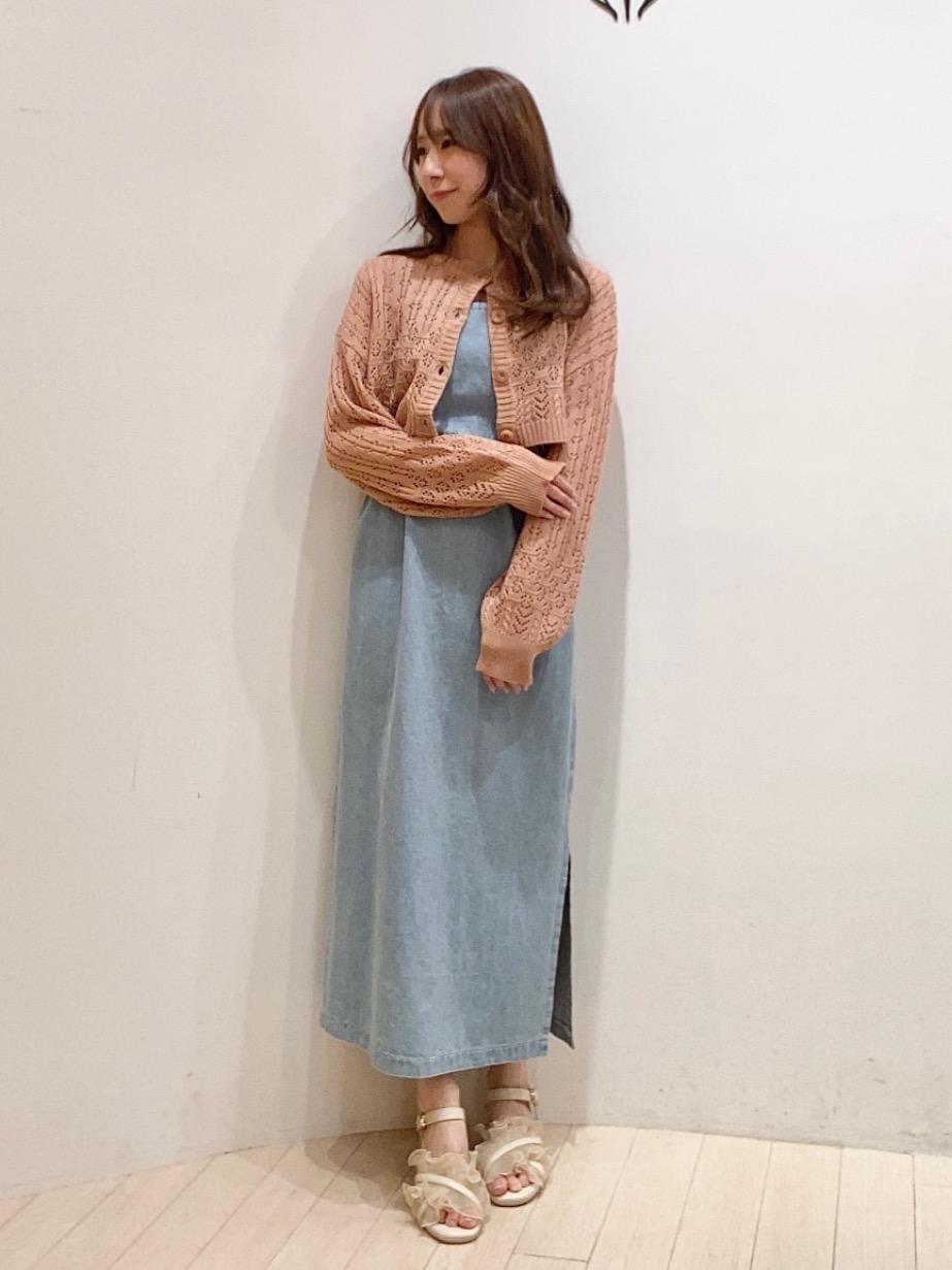 【身長】156cm
【着用コメント】
デニムのワンピに、セットワンピのカーディガンを着回しアレンジ！上のボタンだけ1つ留めてもらうと、今年流行りの部分見せになります。
オレンジとブルーが映えて、一気に春夏コーデに。寒い時はキャミワンピの中を長袖に変えるだけでOKです♪