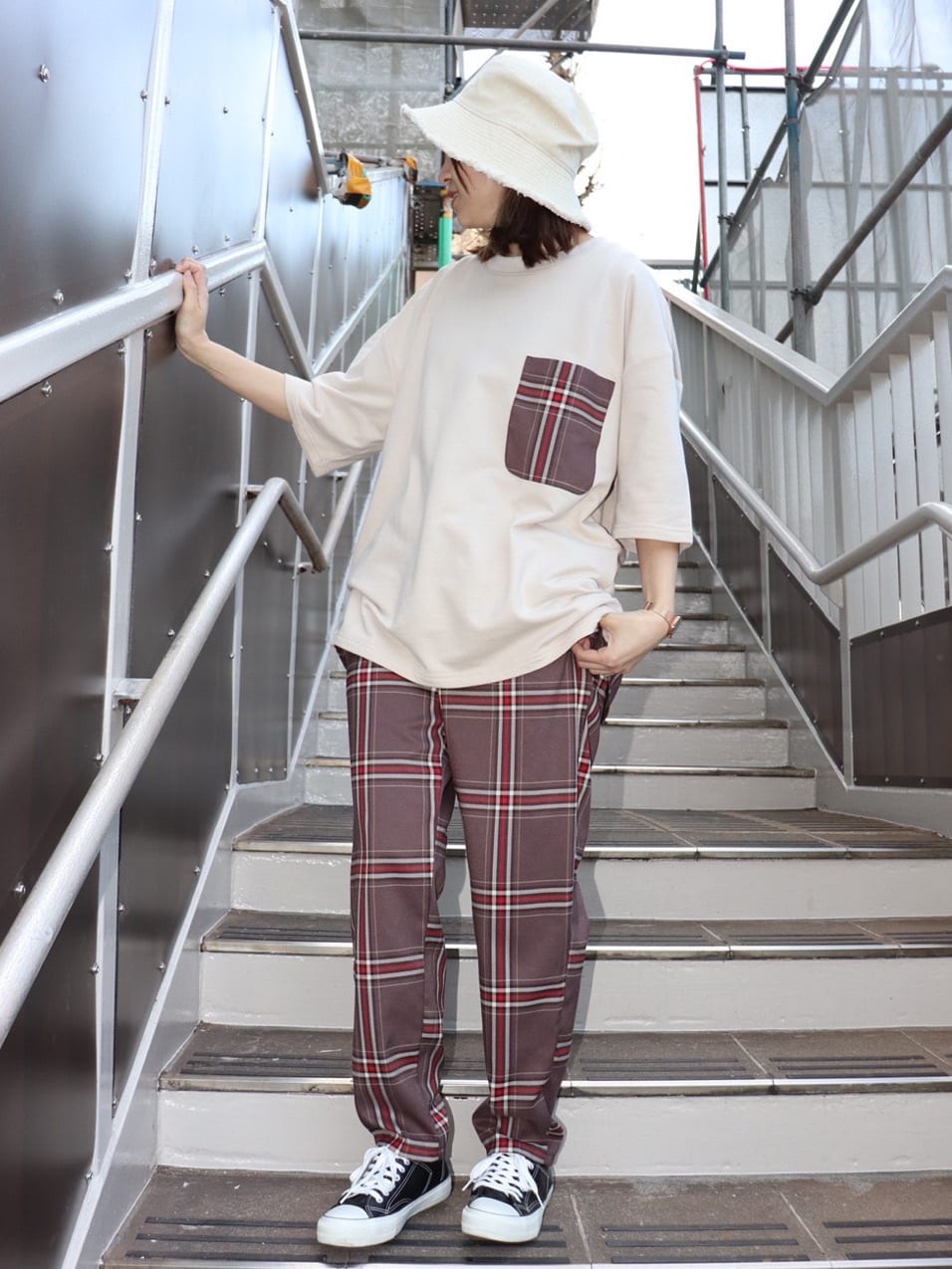 【パープル&イエロー】
グレージュチェックのセットアップコーデ。ポケット付きトップスは、後身頃の裾部分もチェックの切り替えがあり、コーディネートのアクセントになります♪