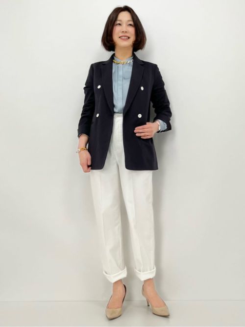 紺のジャケットと白パンツの王道スタイルに、サテンシャツとビンテージパーツを使ったアクセサリーをスパイスに。ジャケットは、凹凸感がある綿麻素材で、爽やかな着心地です。通気性がよいので初夏の羽織りにお勧めです。パンツとブラウス９号・ジャケット11号を着用。

玉川高島屋SC　MODEL:H164cm