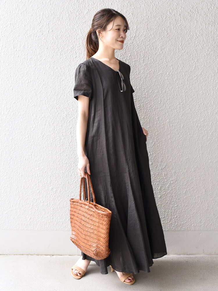 【身長】156cm
【着用コメント】
女性らしいAラインが魅力のラミーショートスリーブフレアワンピース。
小物はサンダル、かごバッグをプラスしてとことんカジュアルなスタイリングに◎
ワンピースはしっかり裏地がついているので、透け感は気にせず着用できました。バックネック部分はスナップ仕様になっているので、着脱もしやすかったです。