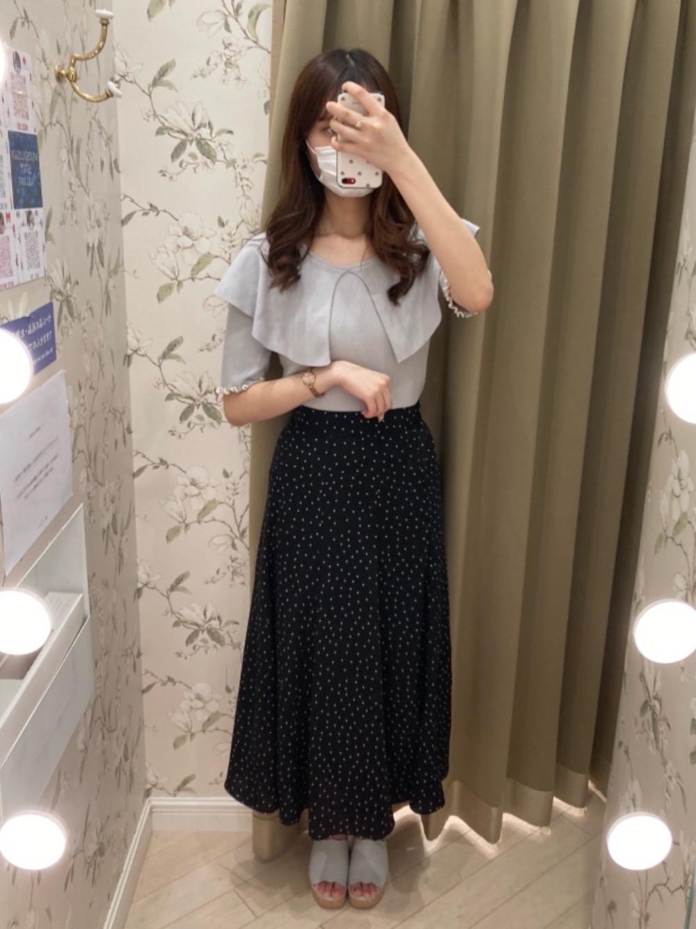 【身長】165cm
4月5月大活躍間違いなしの春ニット。春になるとピンク選びがちですが、今回はグレーカラー着てみました〜！ブルーっぽくて爽やかな色なので、ブラックのスカートと合わせても重くならなくて良かったです