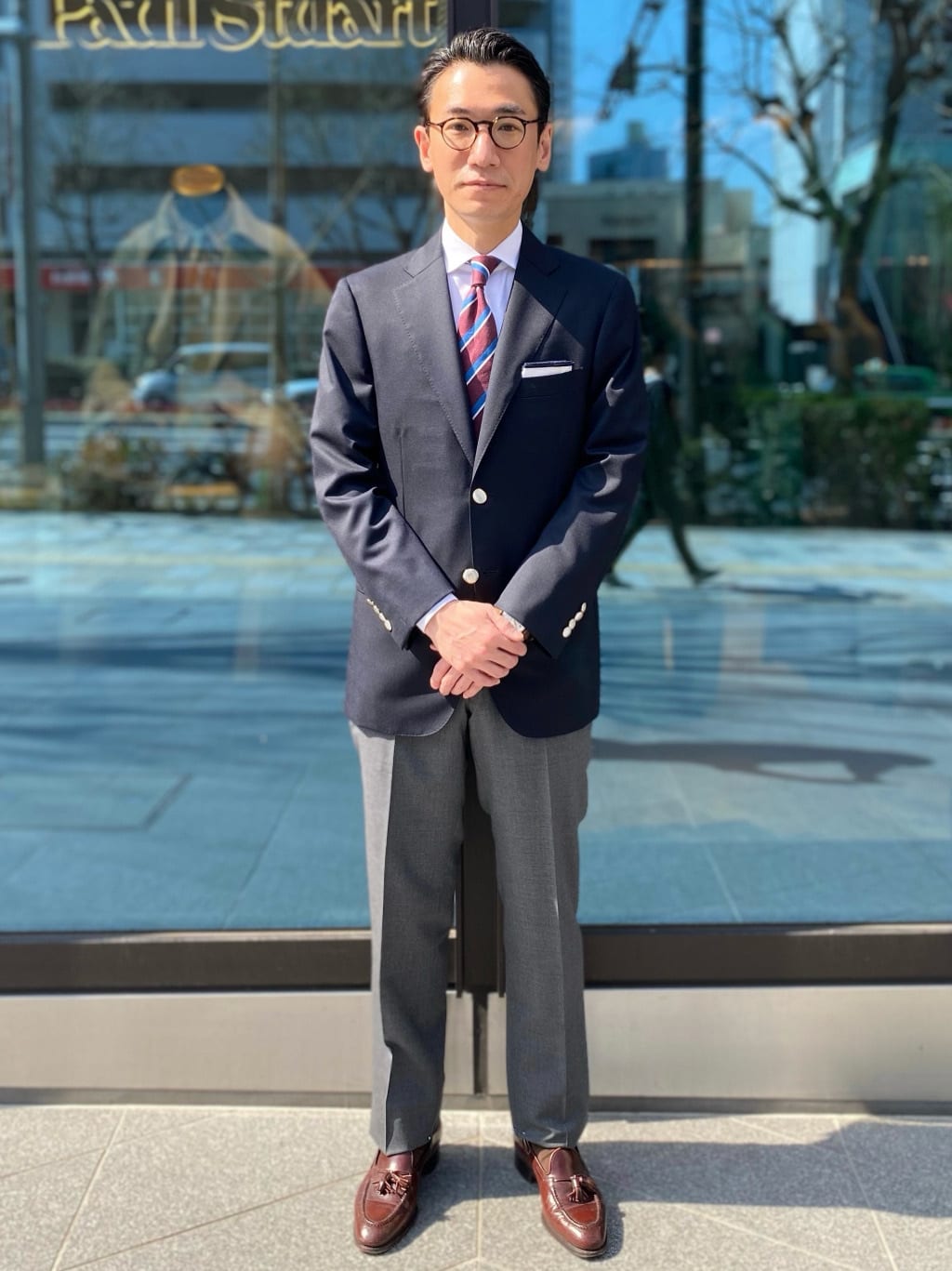 STUART’S TRAVELERよりトラベルブレザーのご紹介です。 盛夏まで対応できるよう生地にこだわり、軽く、通気性が良く、シワになりにくく、ナチュラルストレッチするオリジナル素材を使用しています。 ビジネスはもちろん、カジュアルや、披露宴や2次会等のパーティーでもお使い頂けます。 定番だからこそ、永くご愛用頂けるおすすめの1着です。
