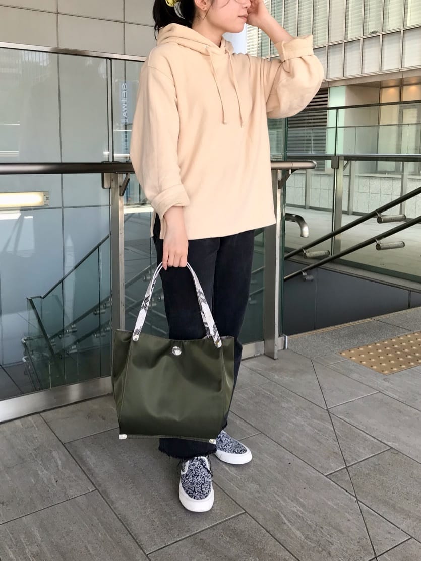 Russetスタッフのトートバッグを使ったレディースファッションコーディネート No
