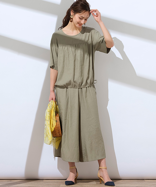 ギャザーを効かせて、ふんわりとした身頃に仕上げたプルオーバーブラウスとリラックスパンツのコーデ。セットアップで着こなすのが大人っぽくなるポイント。
◆大きいサイズ◆model:173cm