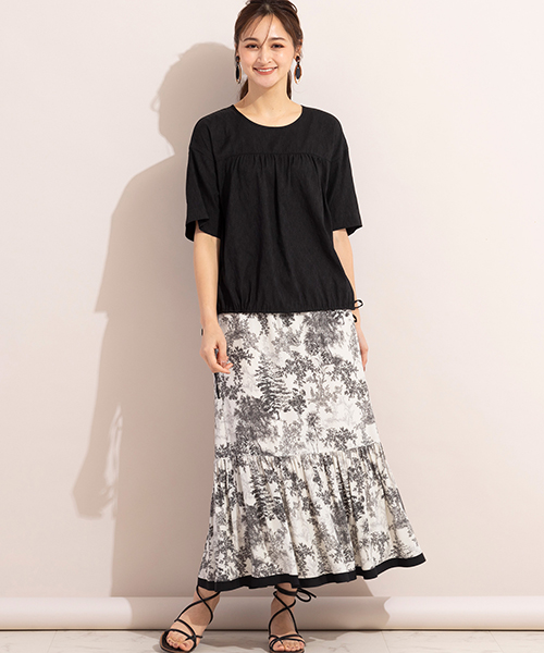 フェミニンなプリントのティアードスカートコーデ。トップスは黒で大人っぽくまとめて。
◆大きいサイズ◆model:173cm