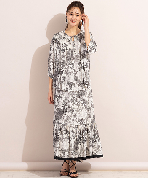 着るだけで今年らしい雰囲気に！タッチの植物柄をプリントし、ニュアンスのある雰囲気に仕上げたブラウス＆スカートのセットアップコーデ。
◆大きいサイズ◆model:173cm