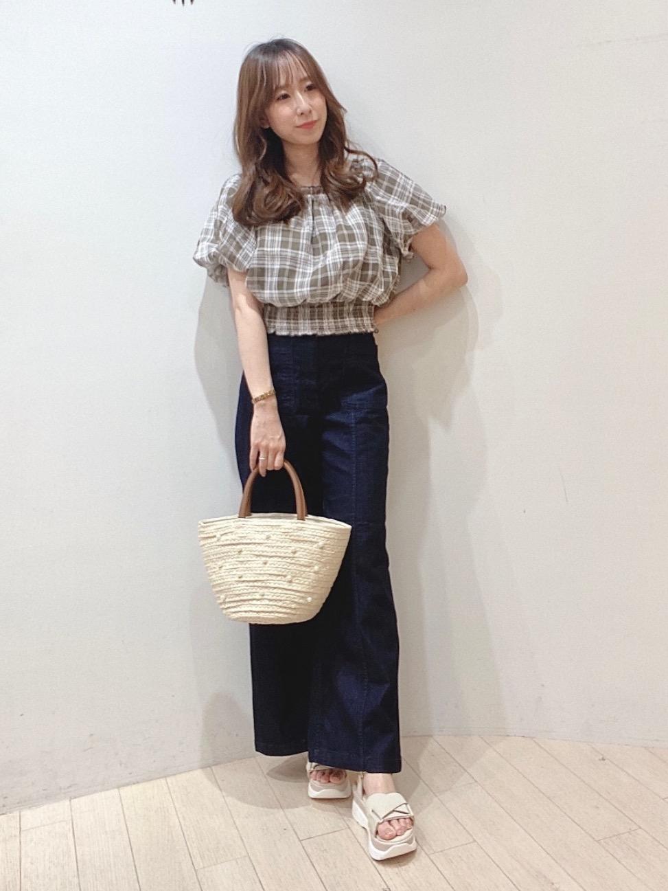 【身長】156cm
【着用コメント】
マジェのブラウスの中で唯一チェック柄があるアイテム。
夏なので透け感があり、重たすぎない配色。着丈も長すぎないのでトップスインしなくても綺麗に決まります！
ボックスポケットのデニムは店頭でもラスト1点の大人気アイテムです◎