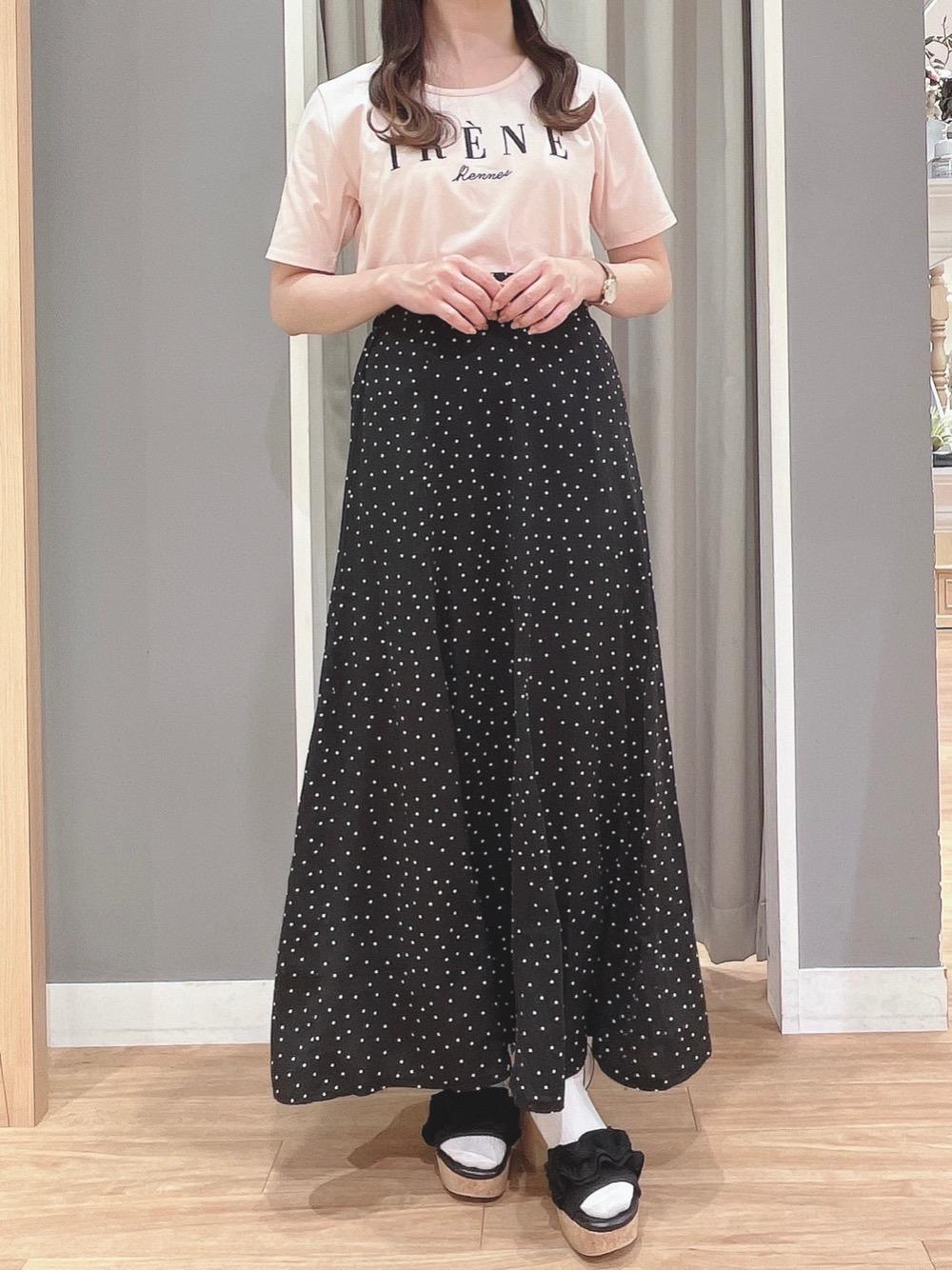 【身長】151cm/
【着用コメント】
フレンチガーリーコーデ♪
Tシャツのベビーピンクのお色味とロゴのフォントがとっても可愛いです◎
ドット柄のスカート合わせでカジュアルめにならなく、お洒落に。