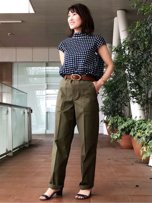 少しカジュアルな雰囲気を取り入れたい時にちょうど良いベイカーパンツ。セミワイドのシルエットですっきりと見えます。ギンガムチェックのブラウスを合わせてほんのり可愛らしさをプラスする着こなしもおすすめです。ブラウス9号、パンツ7号着用。

玉川高島屋SC　MODEL:H153cm