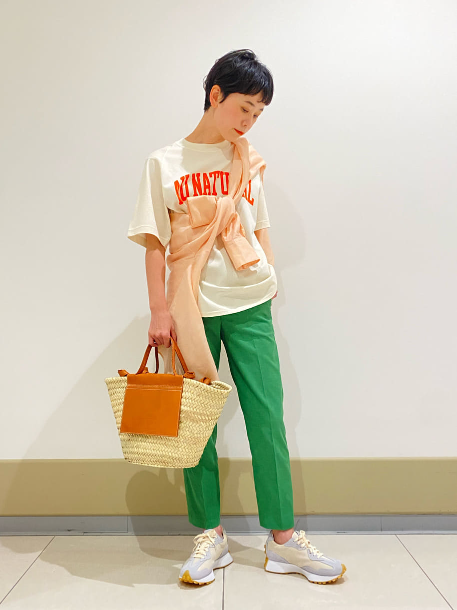 履くだけで気分が上がるグリーンのパンツに、オレンジのロゴが特徴的なTシャツを合わせてこれから暑くなるシーズンムードを高めました。小物はカゴバッグを取り入れて軽快に。