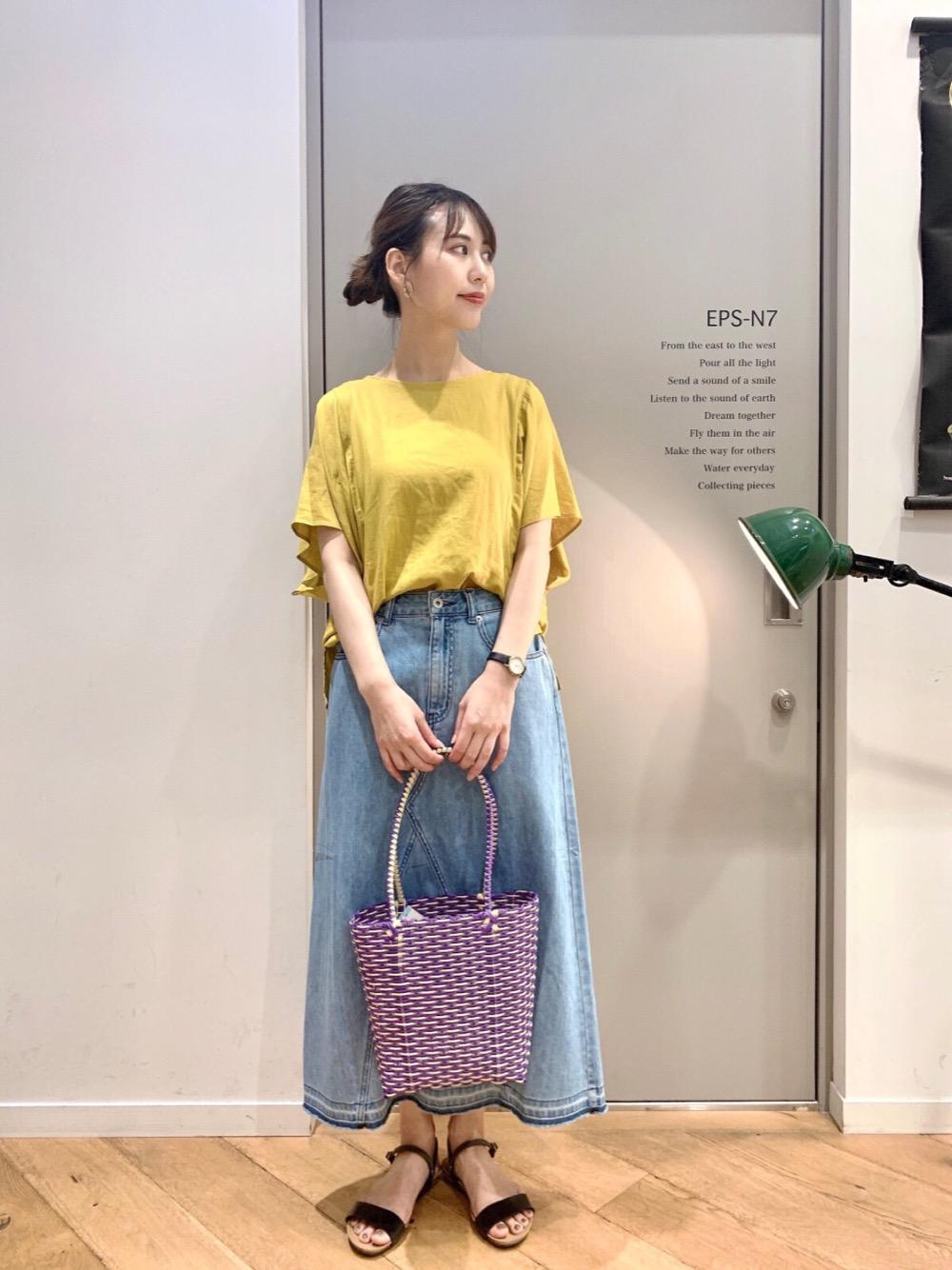 【身長】163cm
【レーヨン麻フレアスリーブブラウス】
バックデザインがかわいいフレアスリーブブラウスです。インナーが見えないように袖口内側には脇マチつきで安心です。 1枚で着映えするデザイン♩