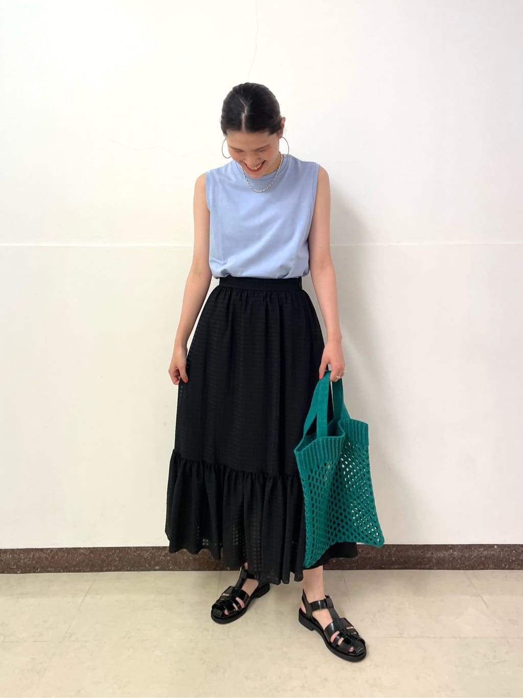 ギンガムチェックのスカートにライトブルーのトップスとグルカサンダルを合わせてカジュアルにまとめました。女性らしい印象になるスカートも小物やトップスによって雰囲気が変わります。