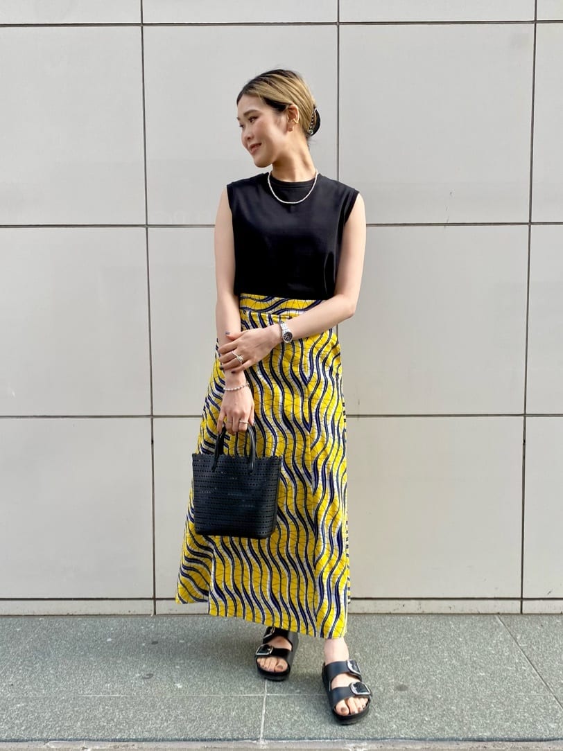 イエローのスカートをメインに、他のアイテムはブラックでまとめました。統一感が出るよう意識いたしました。