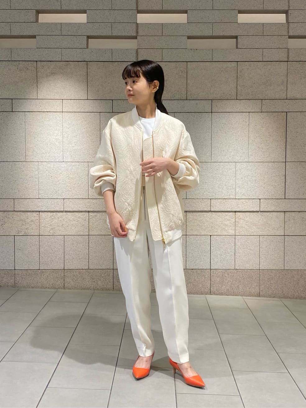 幾何学フラワーモチーフをジャガードで表現したブルゾンはフランスDEVEAUX社のインポート素材を使用しており、単色でも華やかさが出るのもポイント。コクーン型のテーパードパンツはセンタージップが入ったデザインでシャープな印象でお召しいただけます。