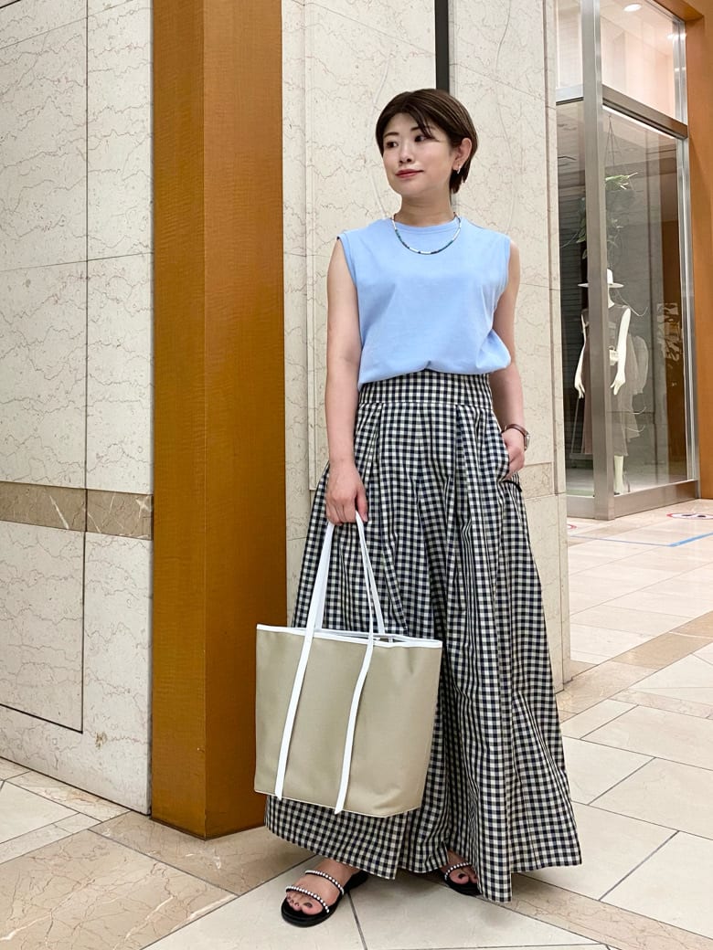 一見スカート見えするワイドパンツに、程良く厚みがあり透け感のないノースリーブトップを合わせました。サンダルは細めのストラップですが痛くなりにくい素材感です。