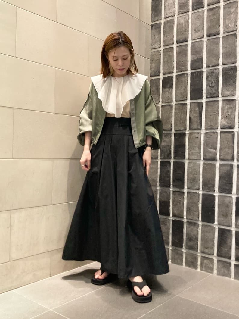 透け感のある薄手のジャケットは前を閉じれば一枚着としても着られ、フリルブラウスは一枚あるとアクセントになります。モード感漂うコーディネートに仕上げました。