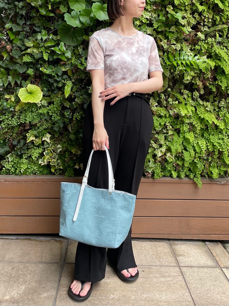 Russetスタッフのトートバッグを使ったレディースファッションコーディネート No