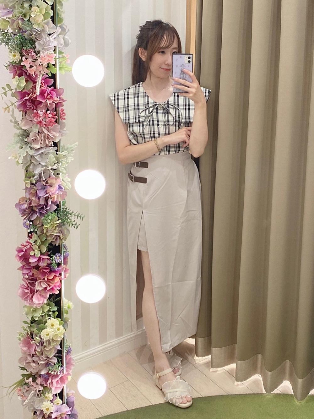 【身長】156cm 
【着用コメント】
チェック柄は最近ずっと無かったので、凄く惹かれます♪
大きめなセーラーカラーに、リボンが付いてるのですがさりげない可愛さを。
肩の部分が襟で隠れてくれるので、私肩幅しっかりある方なのですがそこまで気にならずに着られました。