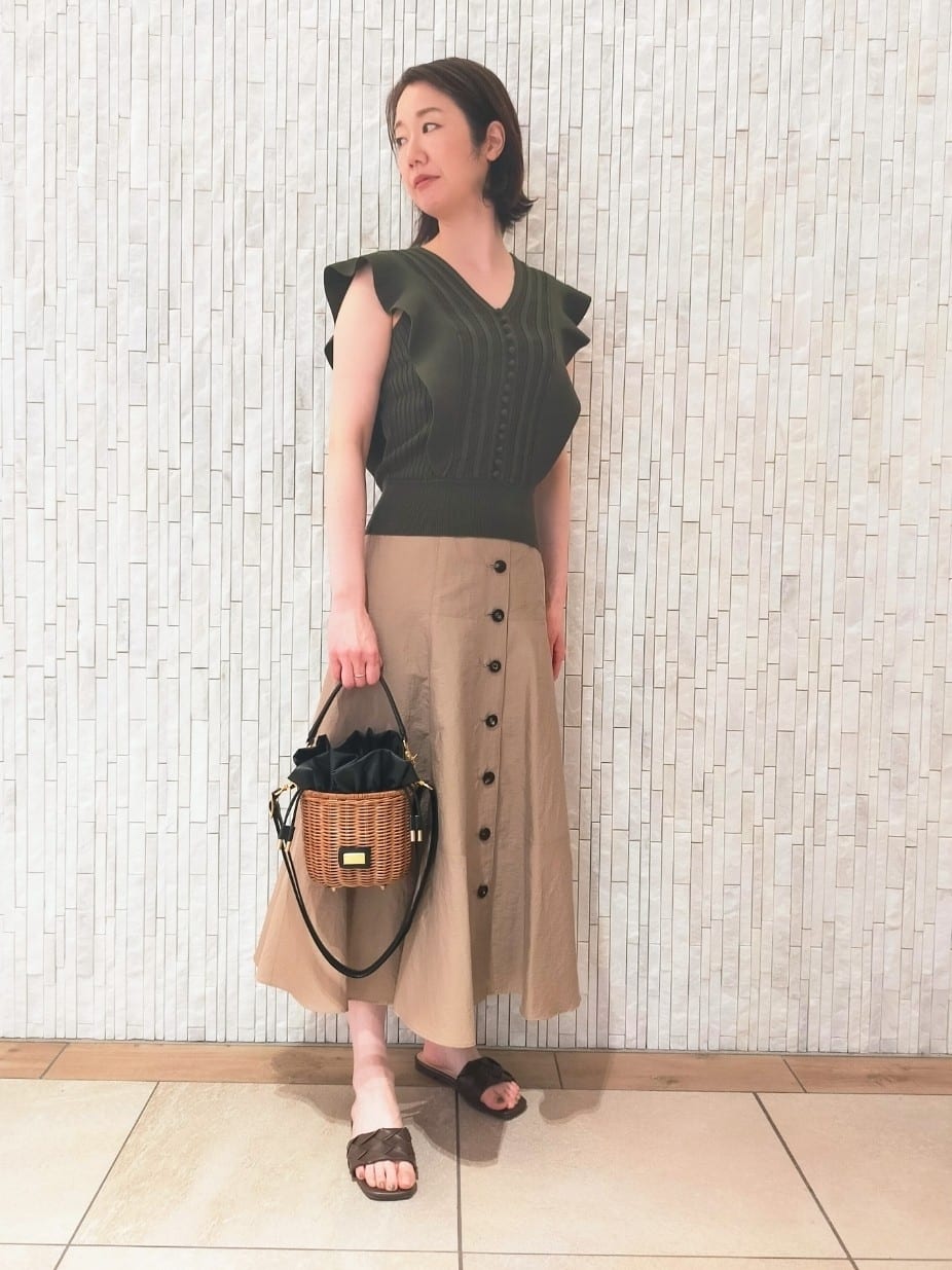 ニットは袖のフリルが華やかな印象を与えます。そして深めのVあきがデコルテラインを綺麗に見せてくれる効果と顔周りがスッキリ見える効果があります。軽くて清涼感のある素材です。フレアスカートはウエスト、ヒップ周りがスッキリしているおりロングでもスタイル良く見えます。光沢感のある素材なので上品な印象に仕上がります^^
