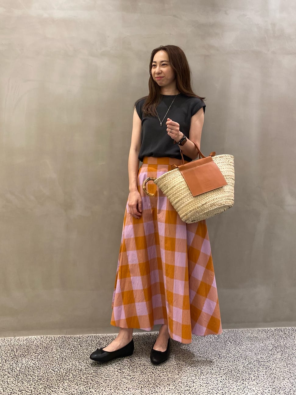 鮮やかな配色が目を惹くギンガムチェックのスカートに、シンプルですが着心地の良いトップスを落ち着いた色で合わせ、甘すぎないコーディネートを意識しました。