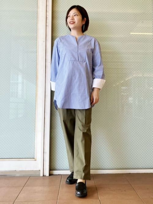 【着用サイズ】ブラウス：9号　パンツ：7号メンズライクな秋のカジュアルコーディネート。カフス配色がポイントのノーカラーシャツはヒップラインが隠れるロング丈でカジュアルに合わせていただけます。胸元のギボシ釦もさりげなくアクセントになり脱ぎ着しやすいです。大好評のベイカーパンツはセンタープレス入りのハイウエストで脚長効果◎伸縮性もありオンオフで活躍します。上下共に長季節お召しいただけます。

玉川高島屋SC　MODEL:H163cm