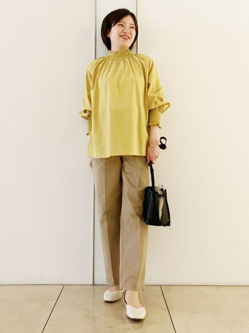 【着用サイズ】ブラウス：9号　パンツ：9号秋カラーを意識した休日コーディネート。首元と袖口のシャーリングがポイントのリラックスブラウス。艶感があり上品な印象です。後ろのくるみ釦もさり気なくお洒落です。合わせたベイカーパンツはハイウエスト＋センタープレス入りでオンオフ大活躍します。伸縮性もありすっきりしたシルエットなのに穿きやすいマストアイテムです。

玉川高島屋SC　MODEL:H163cm