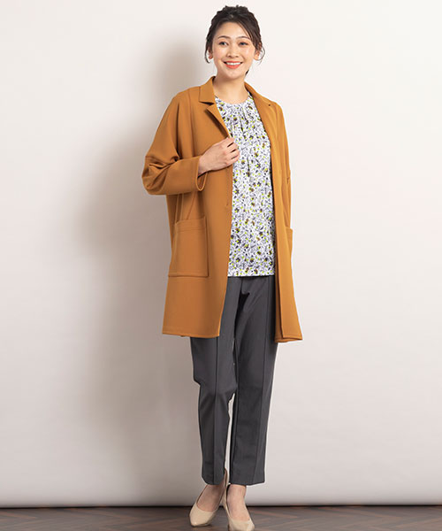 【大きいサイズ/L～３Lサイズ】パンプキンイエローが目を惹くジャケットに、花柄トップスをコーディネート。足元はグレーのパンツで引き締めるのがポイントです。