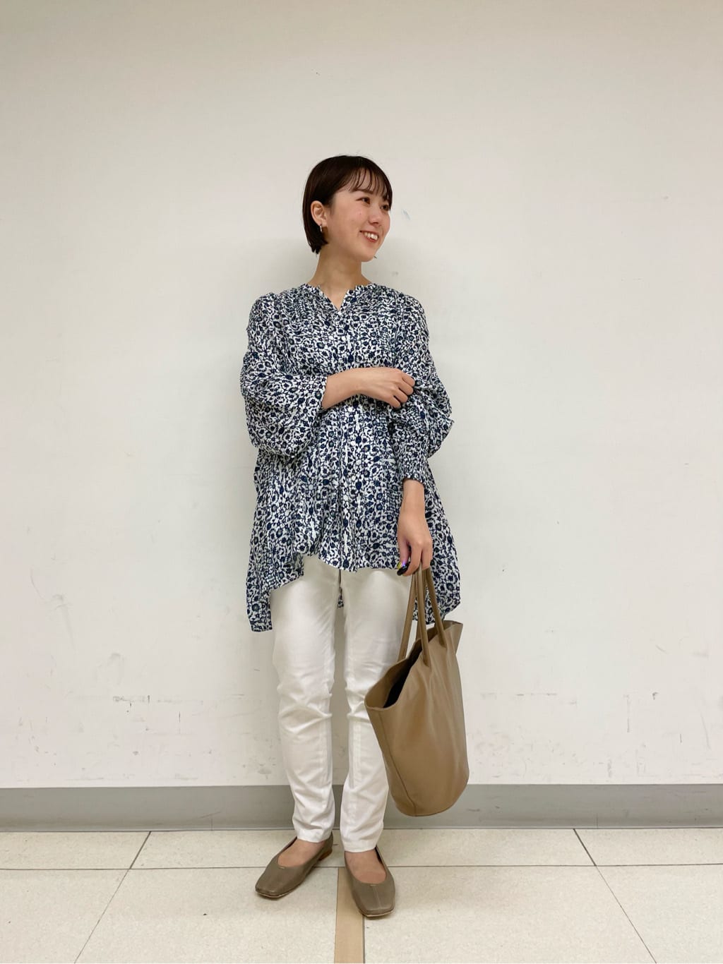 お袖はシャーリングになっていて
暑い時期はたくし上げて、涼しく着て頂けます。

153cmの私で、お尻がすっぽり隠れる着丈になります。

洗濯　:手洗い可
伸縮性:なし
透け感:なし
裏地　:なし