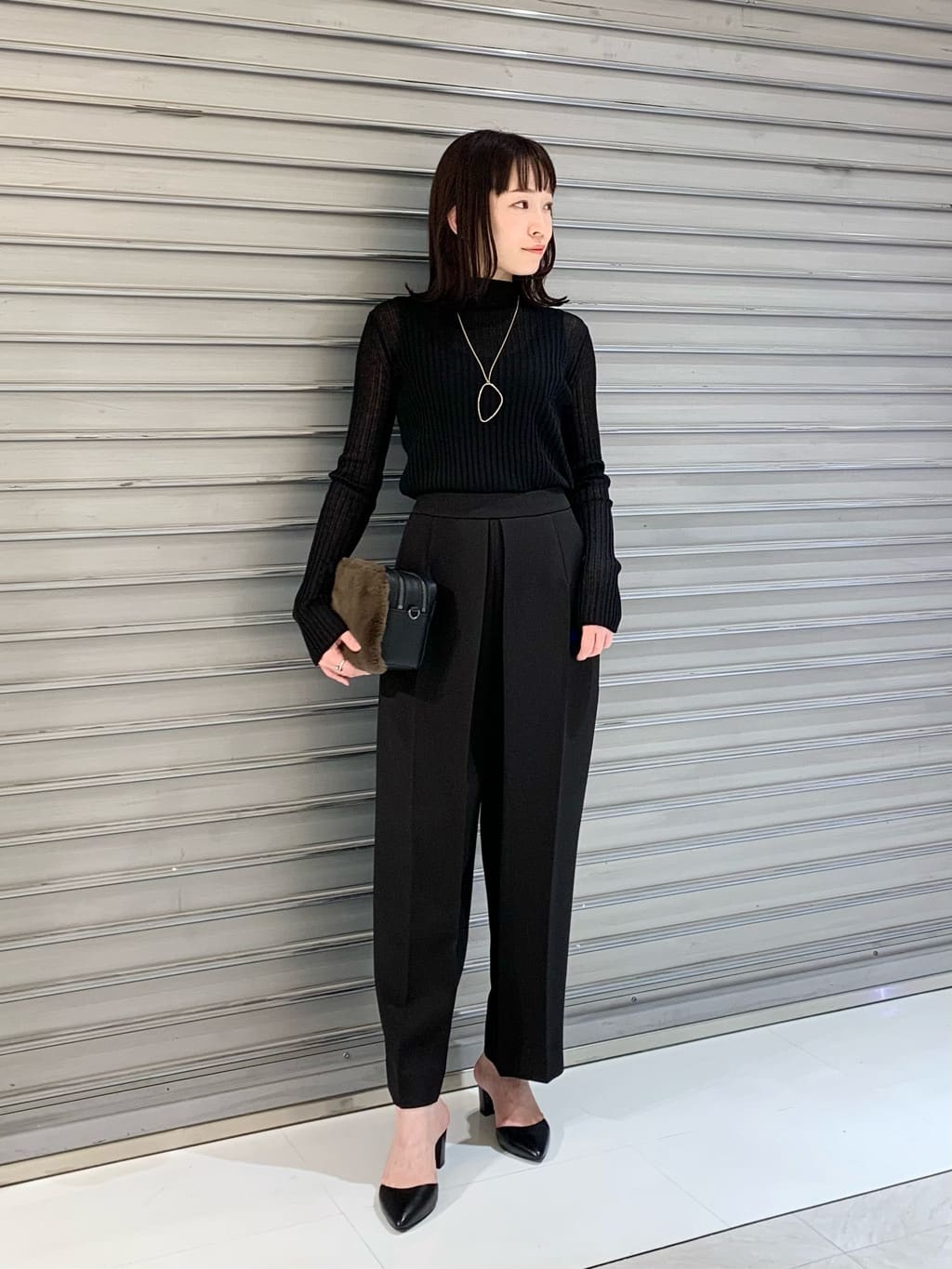 タックが印象的なパンツを主役にした、シンプルコーディネート。タックがウエスト下から大きく入り、足をまっすぐ長く見せてくれます。ウエストにややゆとりを感じますが、しっかりした素材のため腰元で留まります。わたしの身長でくるぶしが覗くか覗かないか程度の丈感でした！合わせたトップスは、インナーとしても一枚着としても着回しやすいシアーニット。シアー感が控えめで着やすいです！
